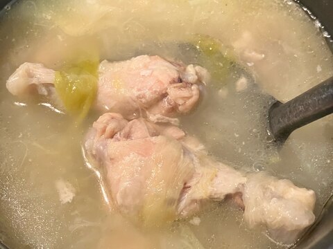 骨付き鶏肉のスープ